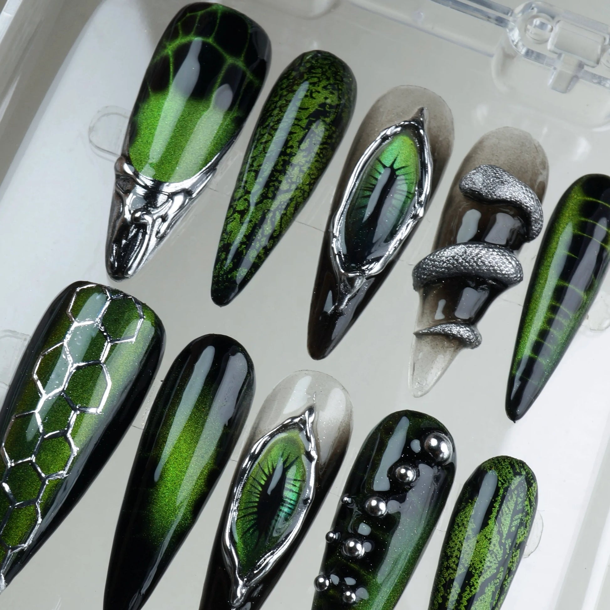 Donailsart cat-eye nails design with emerald magnetic polish, lizard eyes, and forest reptile detailing